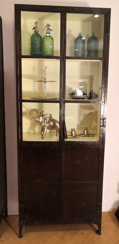 Schrank mit halber Glasfront
