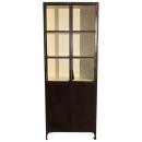 Schrank mit halber Glasfront